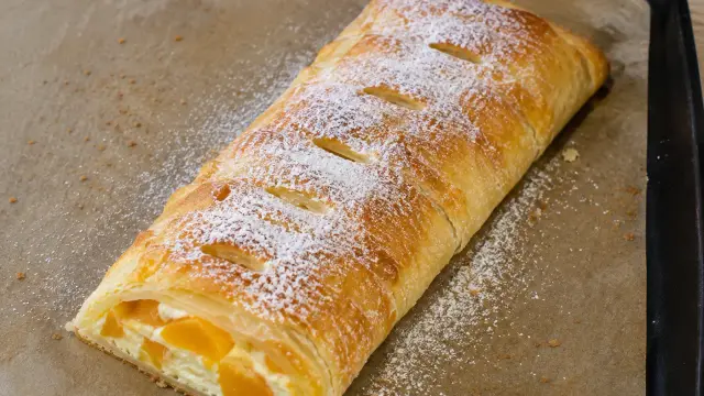 Broskyňová štrúdľa s tvarohom z lístkového cesta