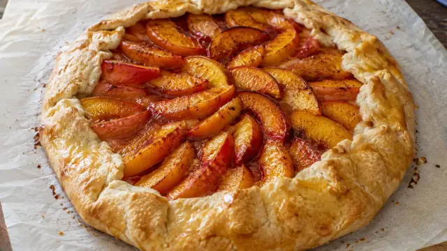 Broskyňové galette s chrumkavým cestom