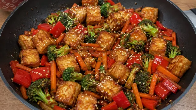 Chrumkavé Tofu so zeleninou na ázijský spôsob