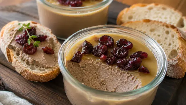Domáca pečeňová paštéta s brusnicami