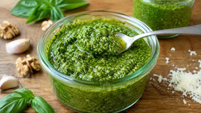 Domáce bazalkové pesto s vlašskými orechmi