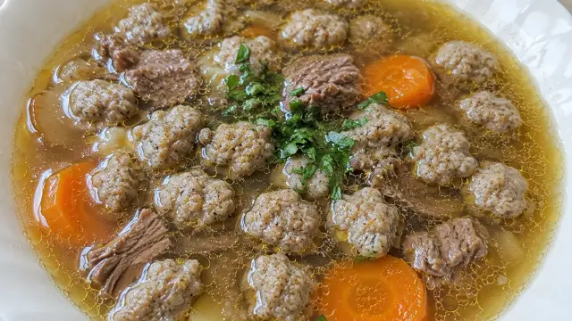 Silný hovädzí vývar s pečeňovými haluškami