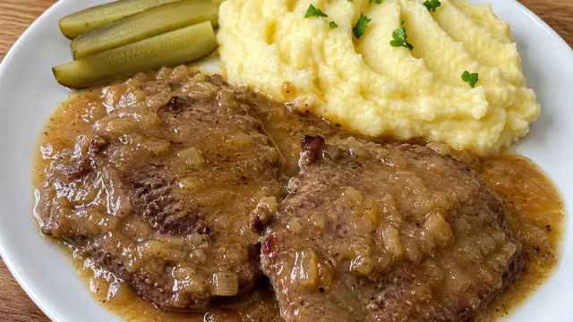 Hovädzia roštenka na horčici so zemiakovou kašou