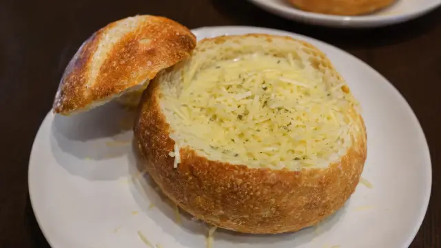 Krémová cesnačka podávaná v chrumkavom bosniaku