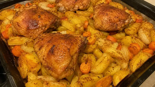 Kuracie stehná na zemiakoch a zelenine