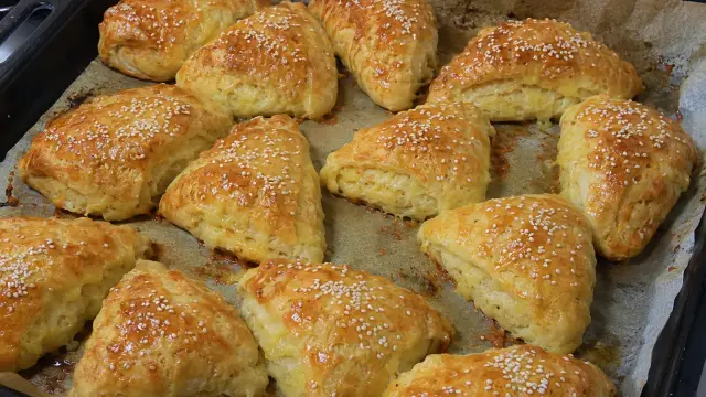 Kysnuté cesnakové trojuholníky so syrom