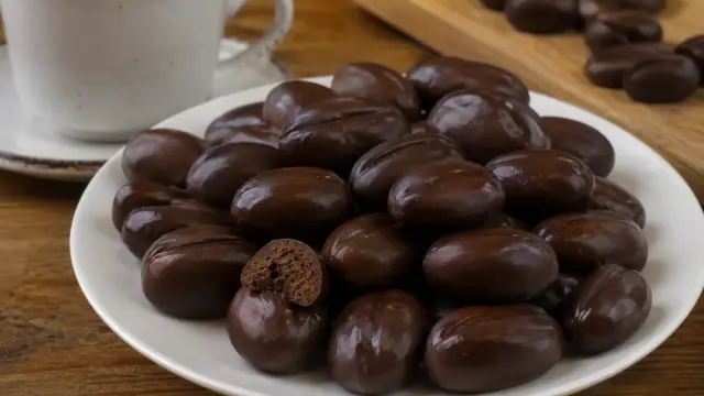 Nepečené kávové zrná v horkej čokoláde