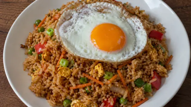 Indonézska opekaná ryža Nasi Goreng so zeleninou