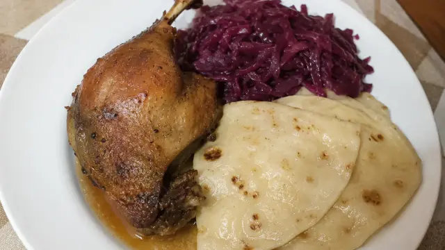 Pečená kačica s červenou kapustou a domácou lokšou