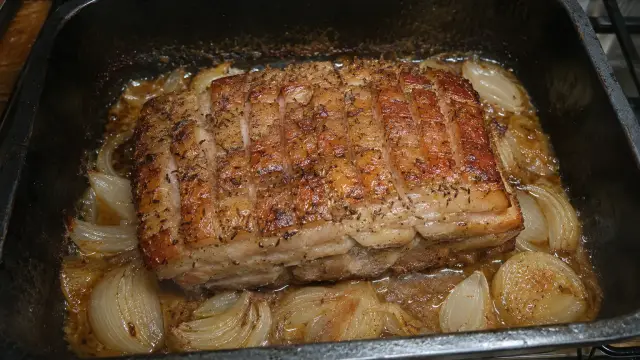 Pečený bravčový bôčik na čiernom pive s cesnakom