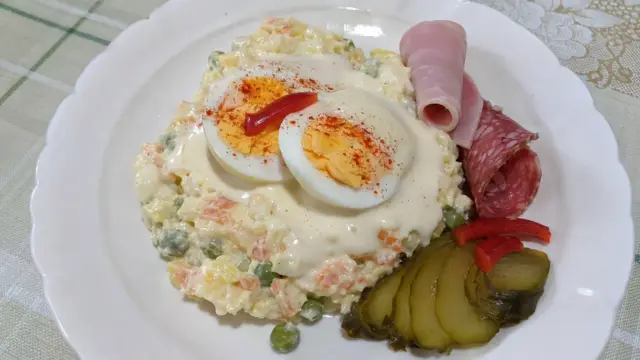 Klasické ruské vajce na zemiakovom šaláte