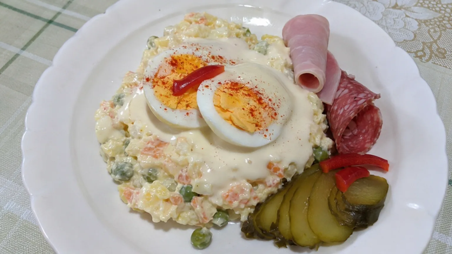 Klasické ruské vajce na zemiakovom šaláte