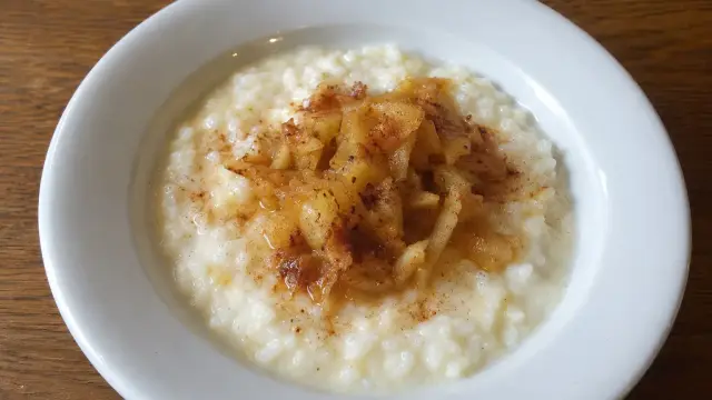 Rýchla ryžová kaša s jablkami a škoricou