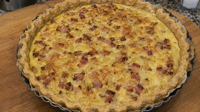 Slaný cibuľový koláč so slaninkou (Quiche Lorraine)