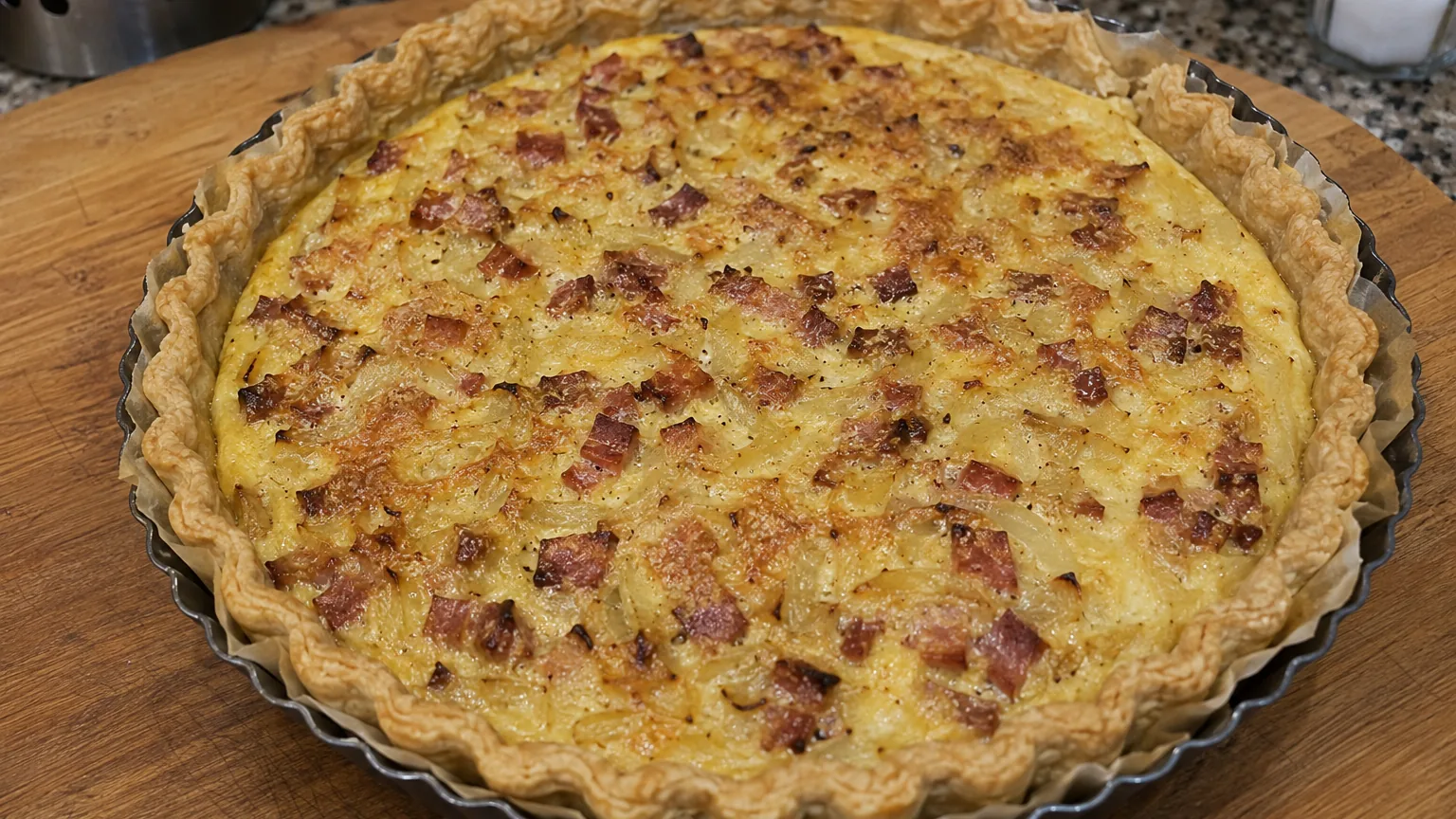 Slaný cibuľový koláč so slaninkou (Quiche Lorraine)