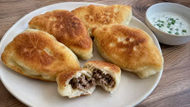 Vyprážané zemiakové pirožky plnené mäsom